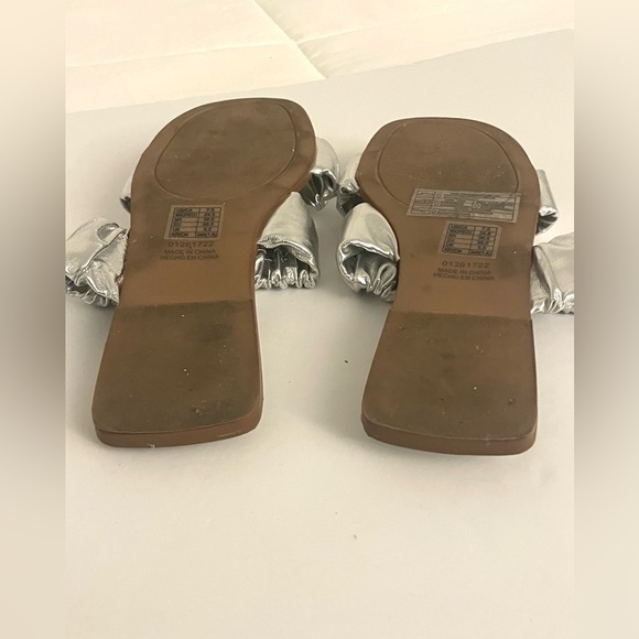 Preloved Silver Double Band Ruffle Sandals. - Picture 4 of 5